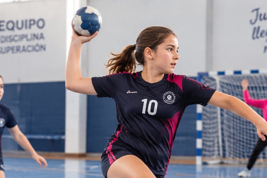 Jugadora de handball por lanzar al arco